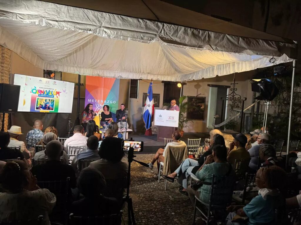 inauguran-expo-fotografica-“carnavalum”-y-conversatorio-sobre-el-carnaval-dominicano