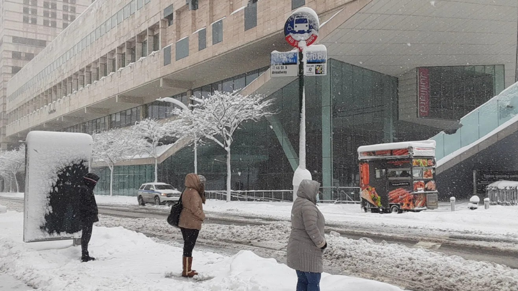 tras-tormenta-con-rasgos-de-huracan,-ny-espera-mas-nieve