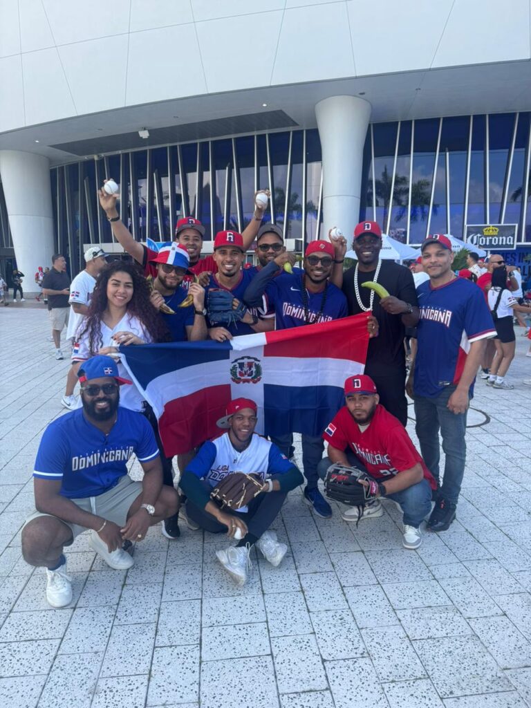 dominicanos-inundan-el-loandepot-park-en-apoyo-a-la-seleccion-en-el-clasico-mundial