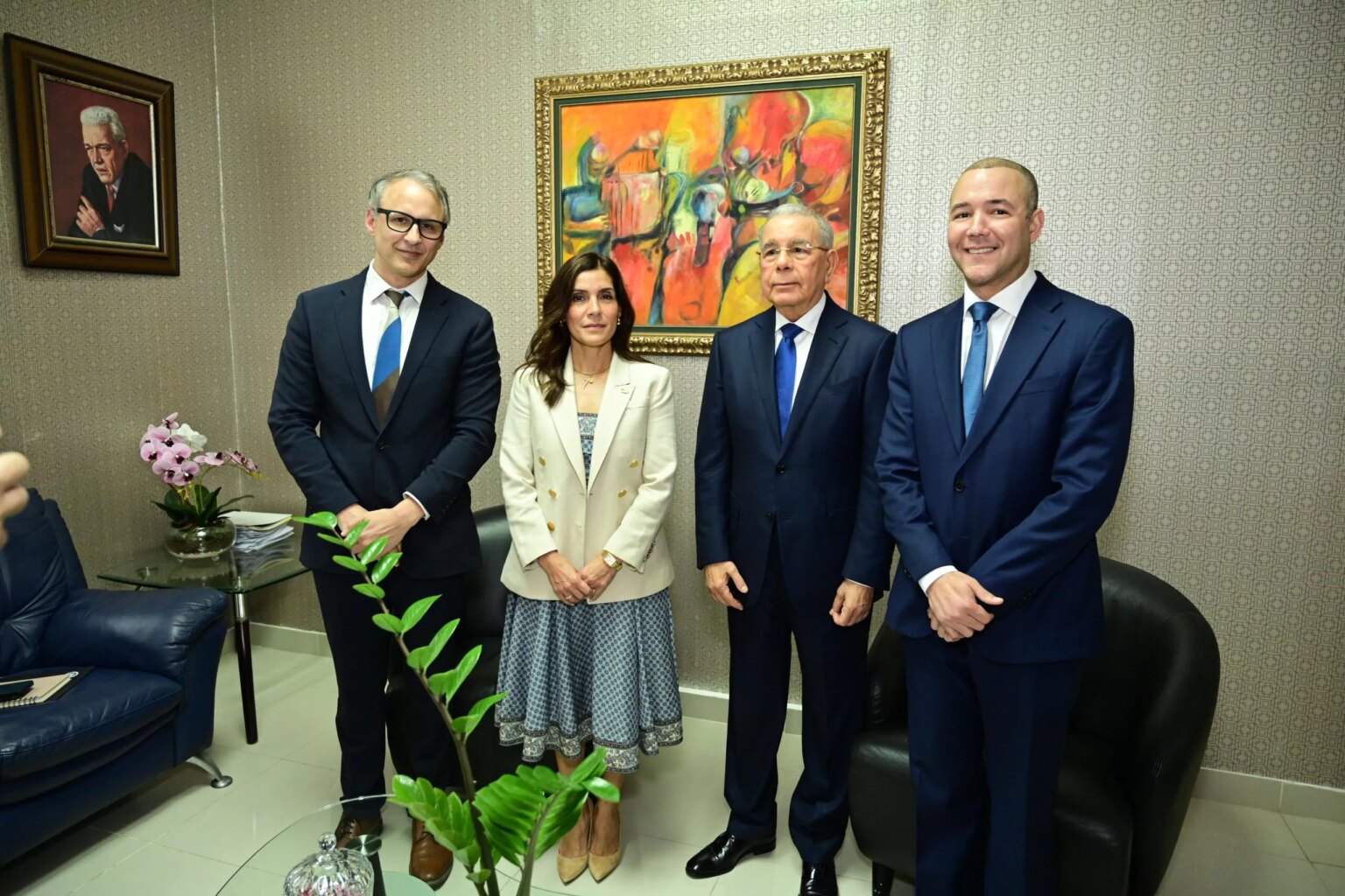 danilo-medina-recibe-a-embajadora-de-ee-uu.-en-reunion-sobre-temas-nacionales