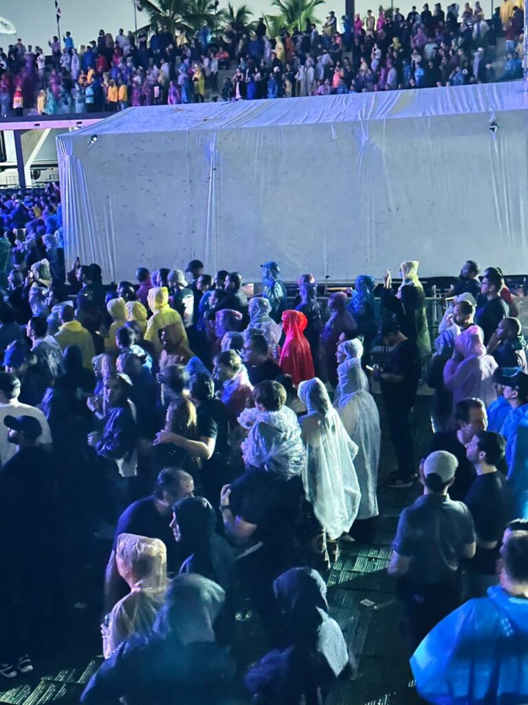 fanaticos-de-the-killers-desafian-la-lluvia-y-disfrutan-de-los-exitos-de-la-agrupacion