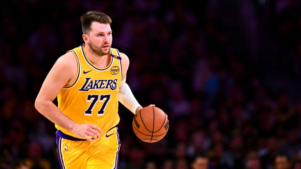 doncic-desata-su-poder-y-guia-a-lakers-a-otra-victoria-en-el-oeste-sobre-nets
