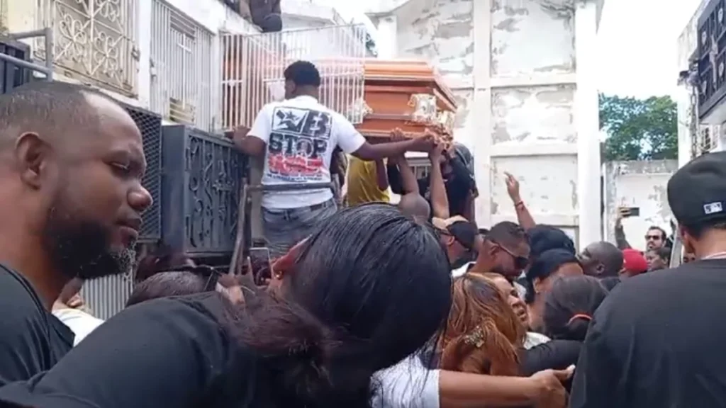 sepultan-a-joven-fallecida-tras-procedimiento-estetico-clinica-en-santiago