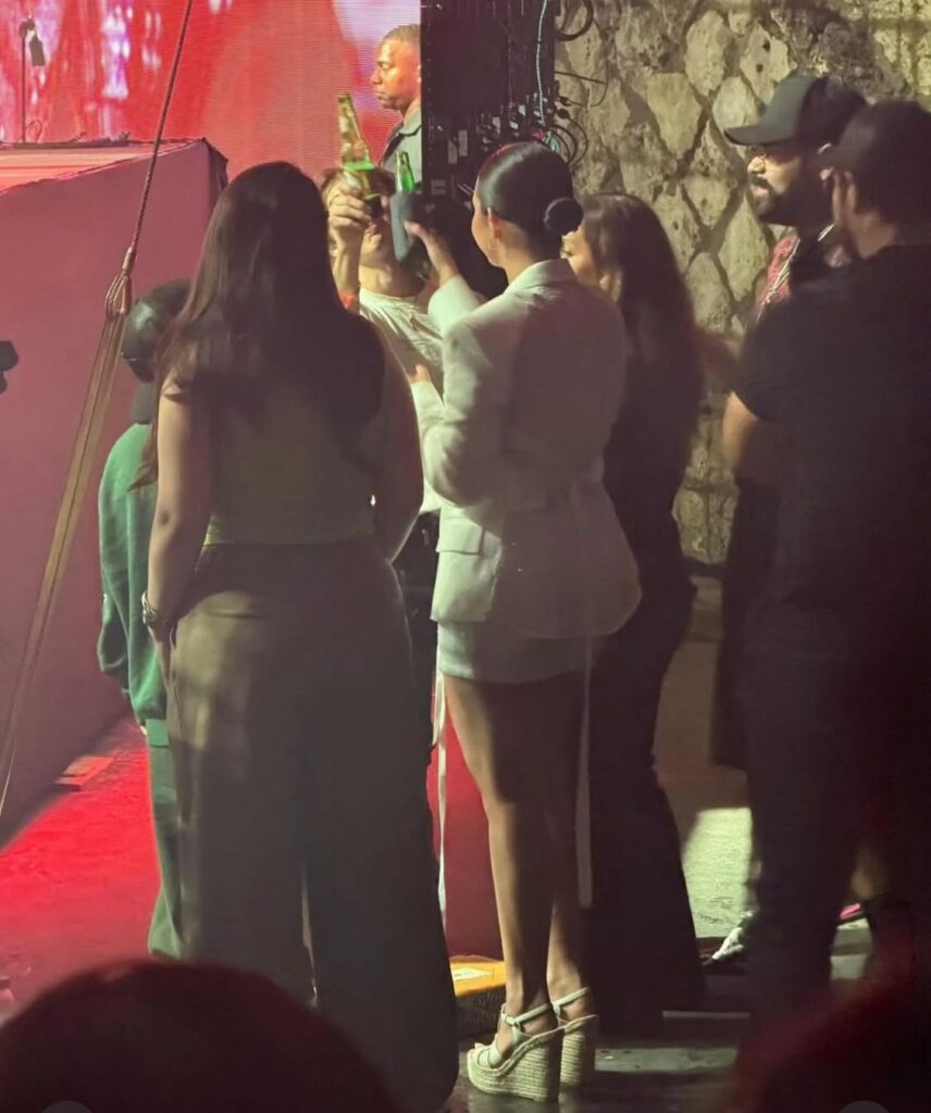 angela-aguilar-fue-vista-disfrutando-del-concierto-de-su-esposo,-christian-nodal-en-rd