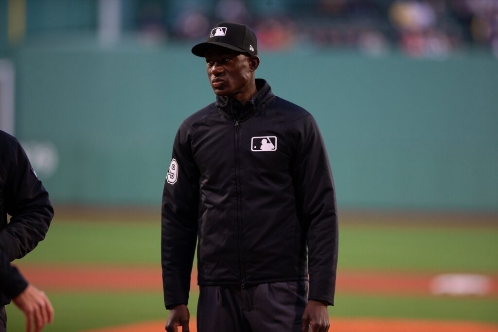 dominicano-felix-neon-hace-historia-al-debutar-como-arbitro-en-grandes-ligas