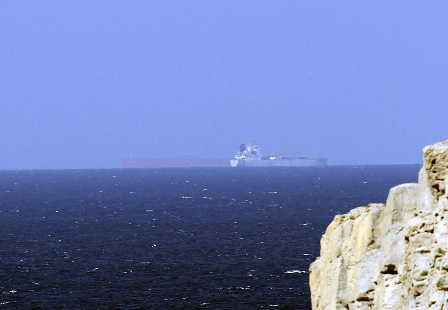 iran-reimpone-un-«control-estricto»-sobre-el-estrecho-de-ormuz-por-el-bloqueo-de-eeuu.