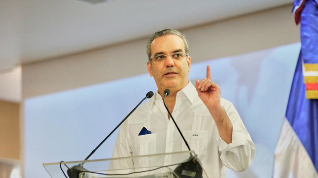 abinader-resalta-la-labor-y-compromiso-de-los-locutores-dominicanos-en-su-dia