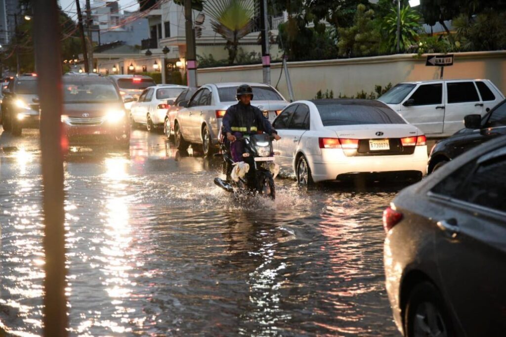 vaguada-se-aleja,-pero-persistiran-lluvias-dispersas-y-calor-en-varias-provincias-del-pais
