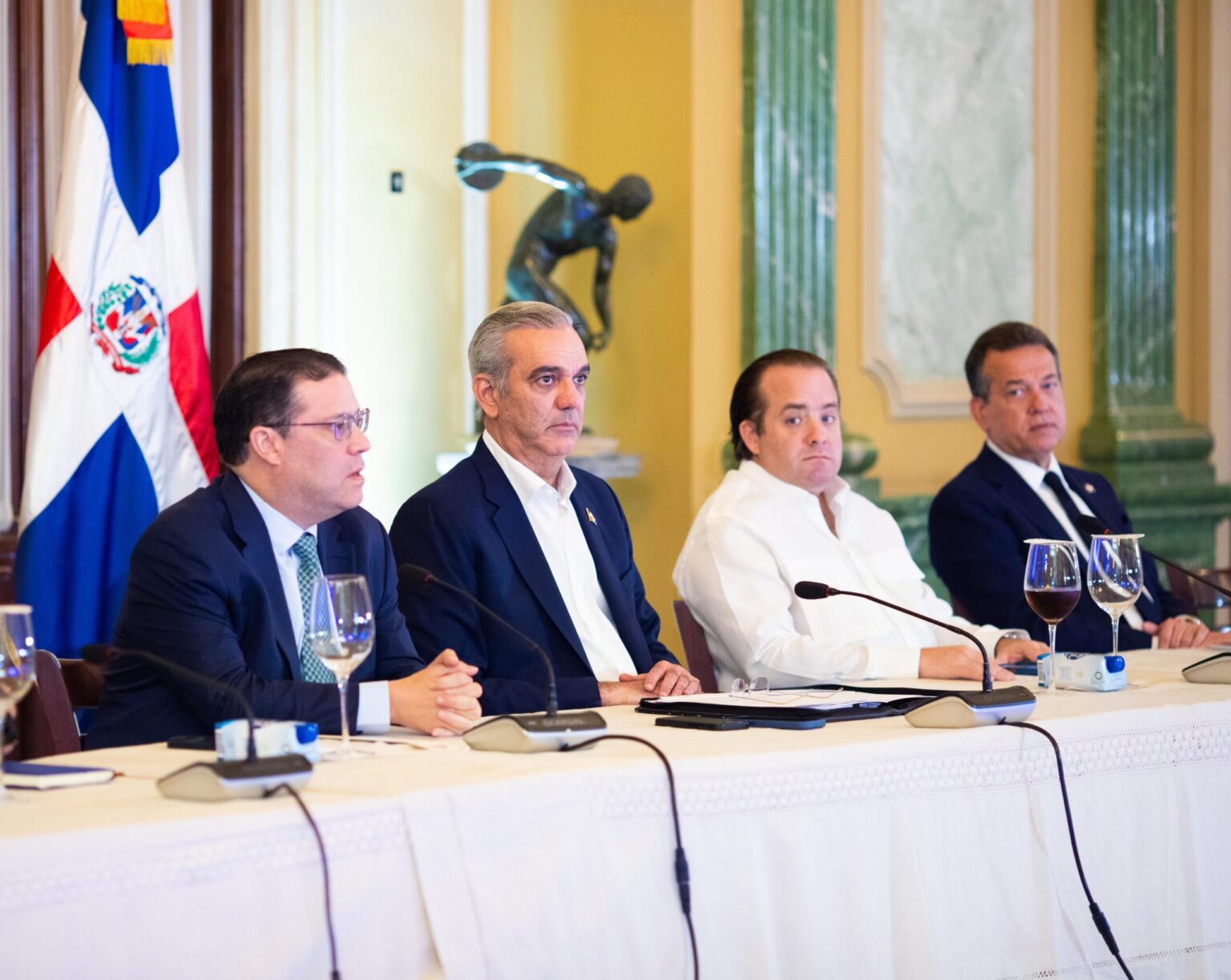 empresarios-y-gobierno-acuerdan-medidas-para-enfrentar-crisis-internacional-y-proteger-precios