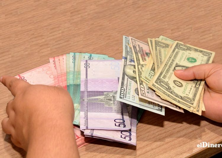 Bancos ganan entre RD$3.50 y RD$4.00 en compra y venta de dólares