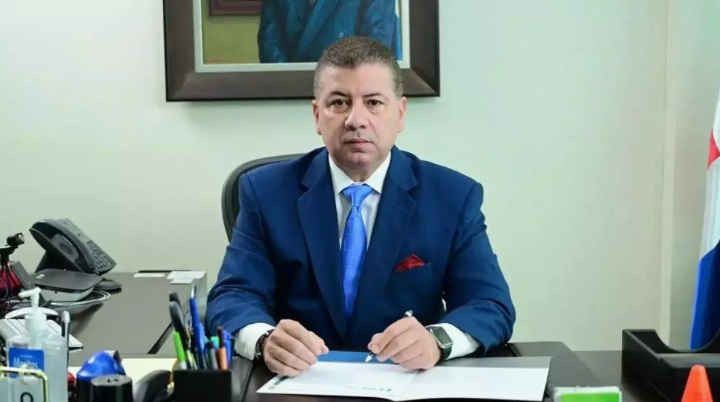 César Fernández advierte “otra vez el caos en Santo Domingo” por semáforos sin energía y cuestiona planificación