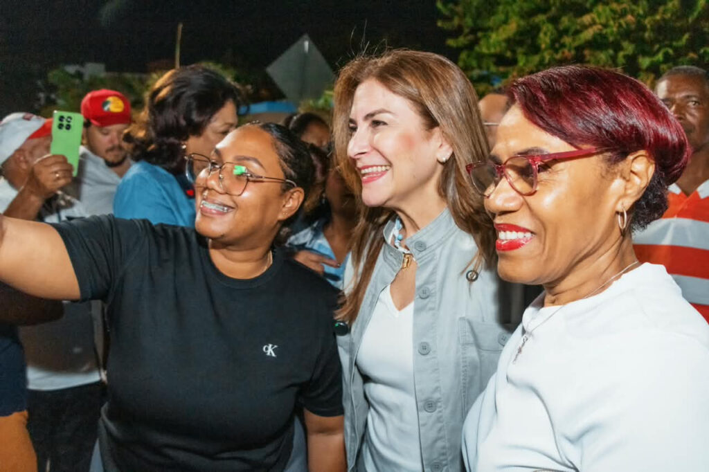 Carolina Mejía fortalece la seguridad en 20 sectores de los kilómetros de la Independencia con la iluminación de 77 calles