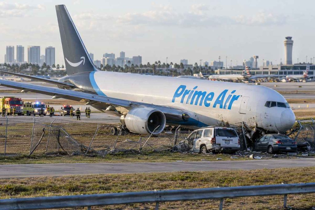 Demandan a Amazon por el accidente de un avión de carga que dejó cinco muertos en Miami