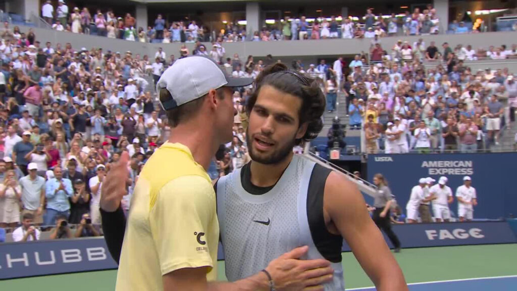 El español Carlos Alcaraz avanzó a los cuartos de final del Abierto de Tenis de los Estados Unidos luego de derrotar a Tommy Paul