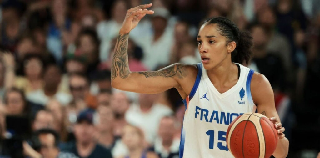 Francia establece un récord de triples para un partido con 22