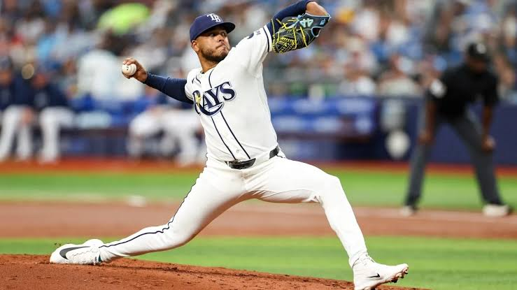 Freddy Peralta domina a su antiguo equipo y Rays vencen a los Mets