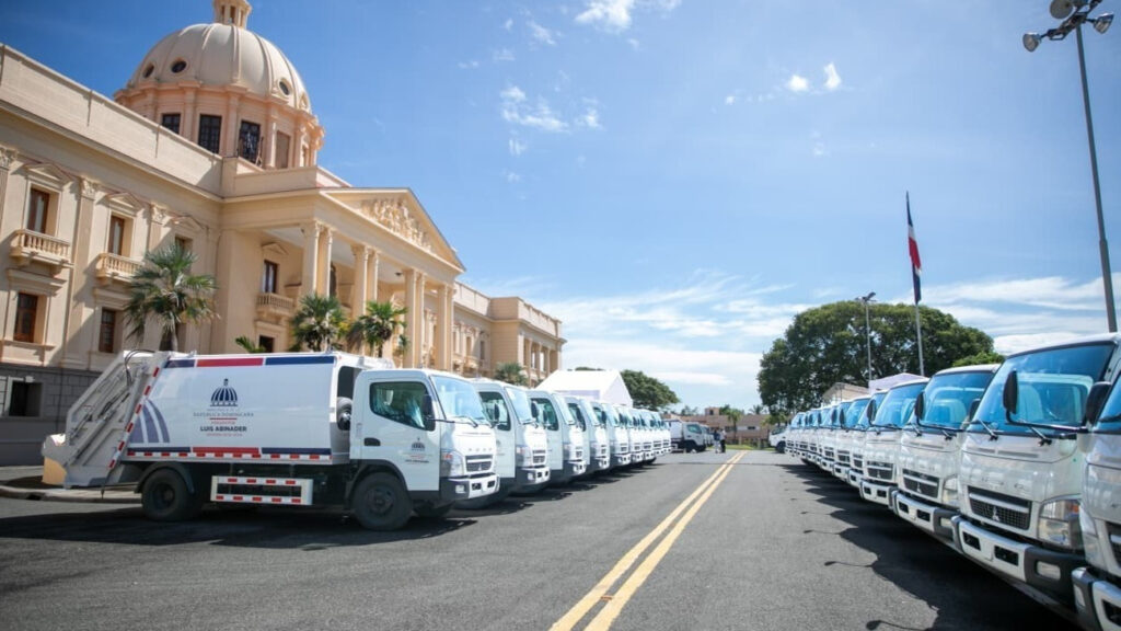 Gobierno entrega 50 camiones compactadores a municipios