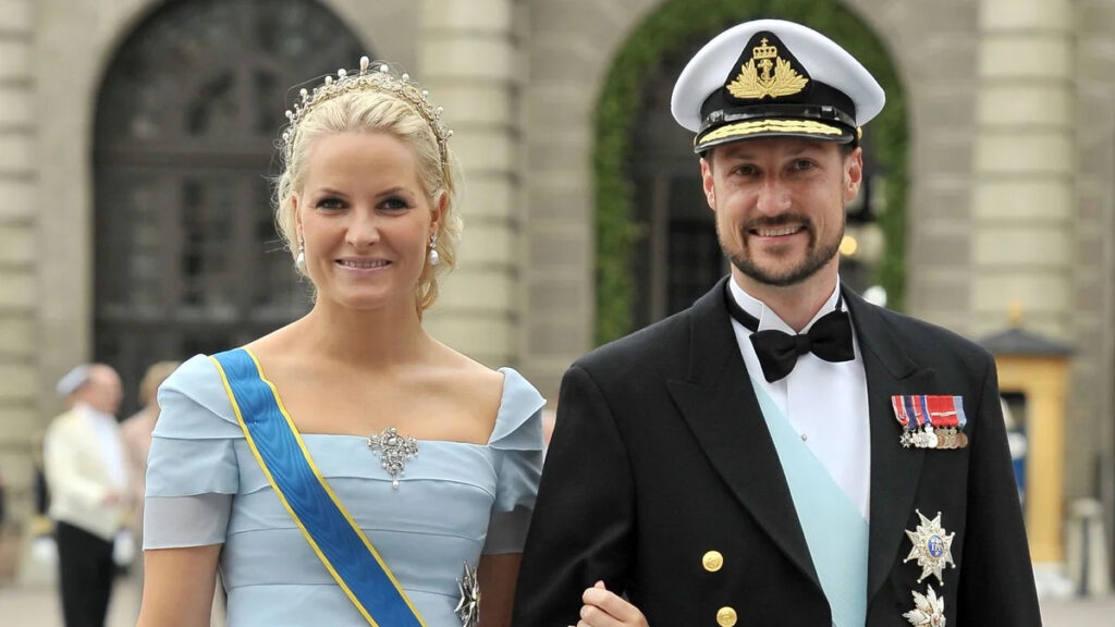 Haakon VIII inicia su reinado sin Mette-Marit: La reina se ausenta por su delicado estado de salud