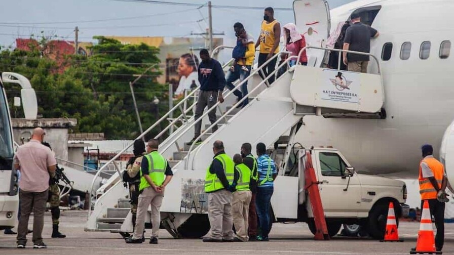 Haitianos deportados de Estados Unidos aterrizan en Cabo Haitiano; aviones evitan Puerto Príncipe