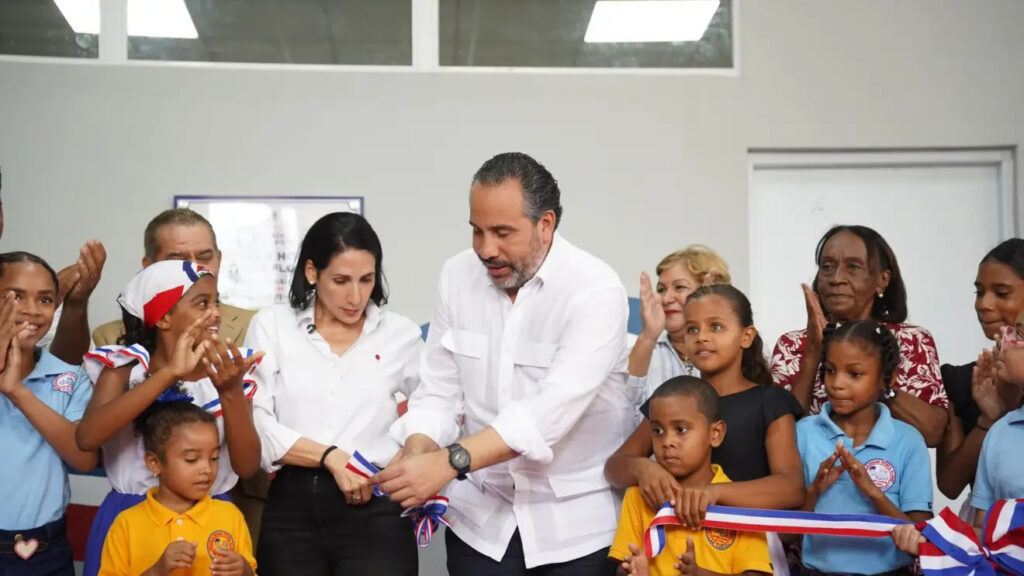 La primera dama Raquel Arbaje y el director ejecutivo del Inefi, Alberto Rodríguez Mella entregaron un poliderportivo en el sector de las Cañitas