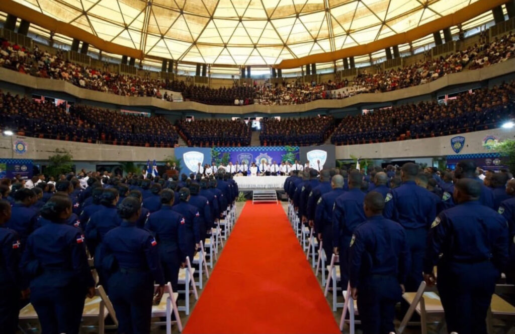 Más de doce mil graduados de escuelas entrenamiento policiales