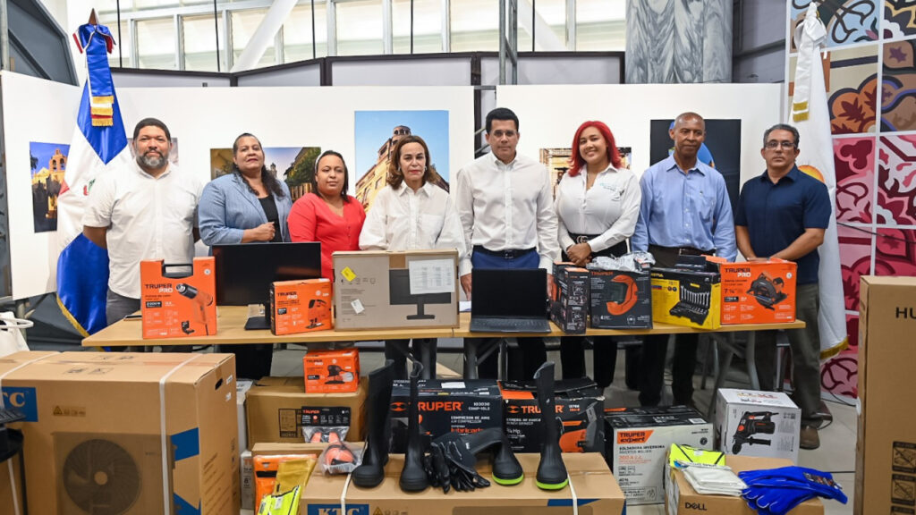 Ministro Turismo Collado entrega equipamiento a escuelas técnicas de Ciudad Colonial