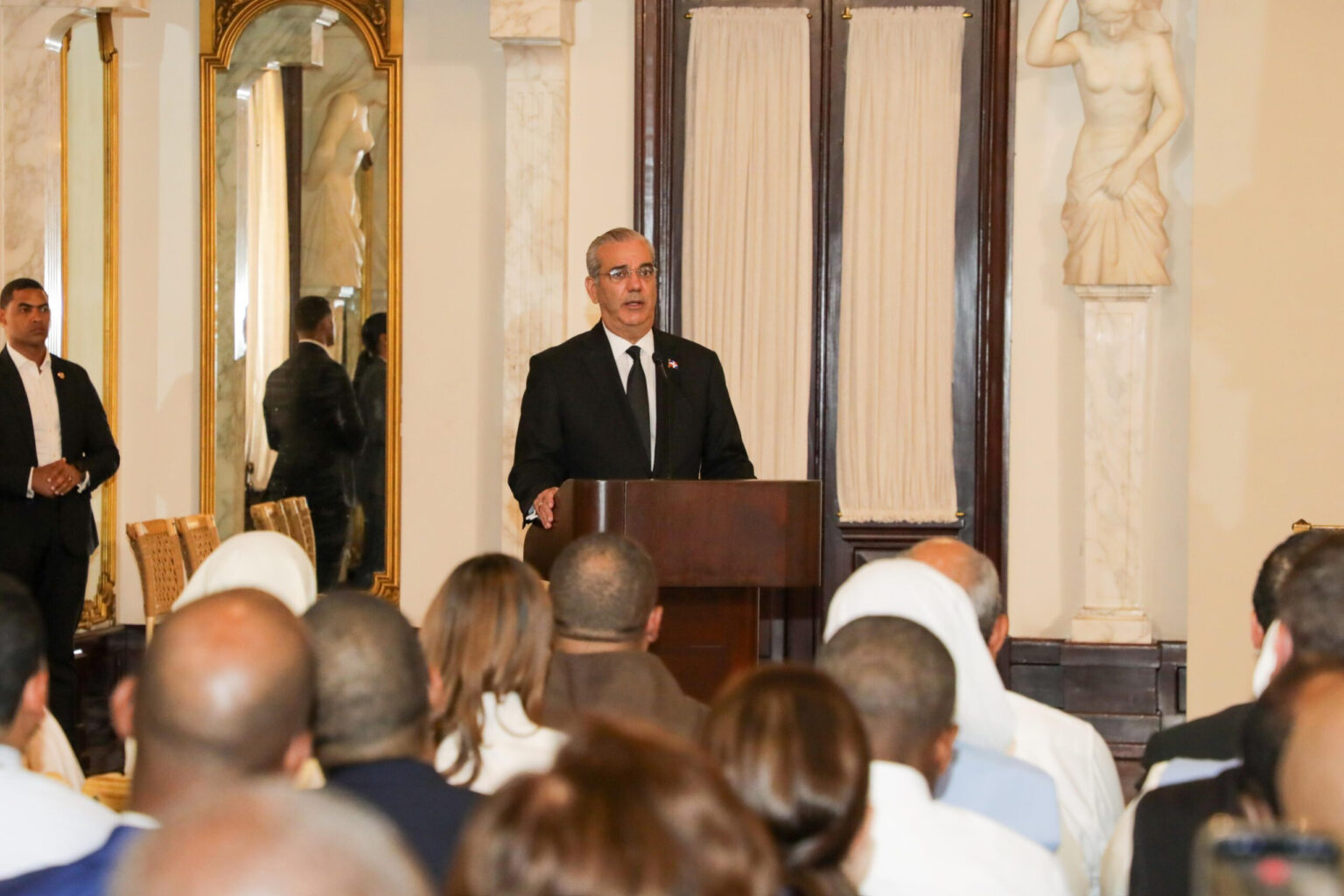 Presidente Abinader se reúne con dirigentes religiosos y altos funcionarios para orar por el país ante posibles desastres naturales