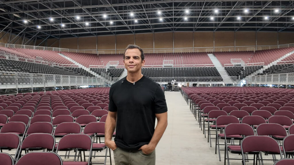 Saymon Díaz anuncia apertura de Arena Santo Domingo para noviembre con capacidad de 9,500 personas