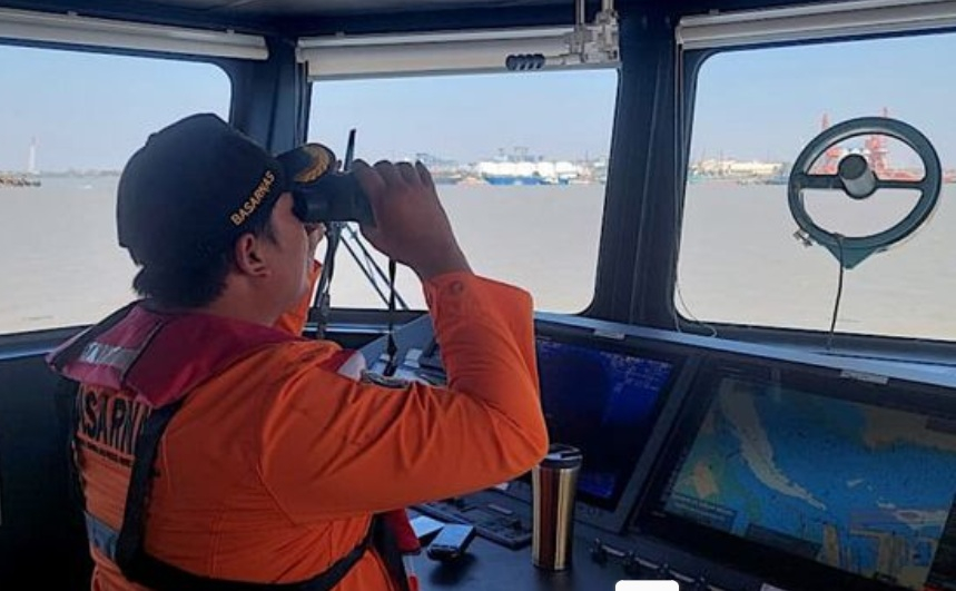 Seis muertos y 130 pasajeros sin localizar en Indonesia tras el naufragio de un barco con 243 pasajeros