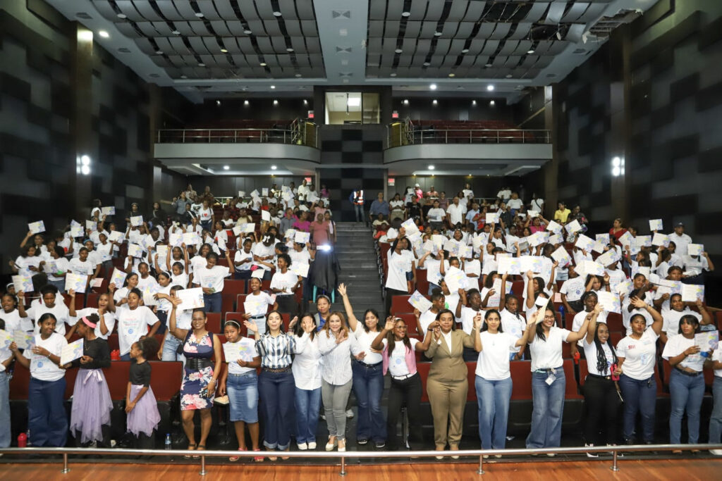 Supérate gradúa a 179 adolescentes de los Clubes de Chicas en Barahona