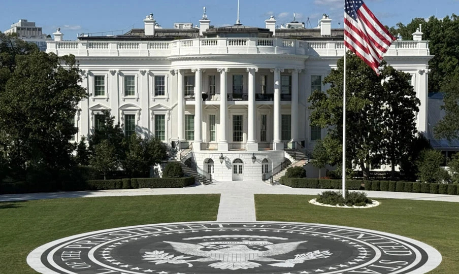 Trump construye un helipuerto de granito en el jardín de la Casa Blanca