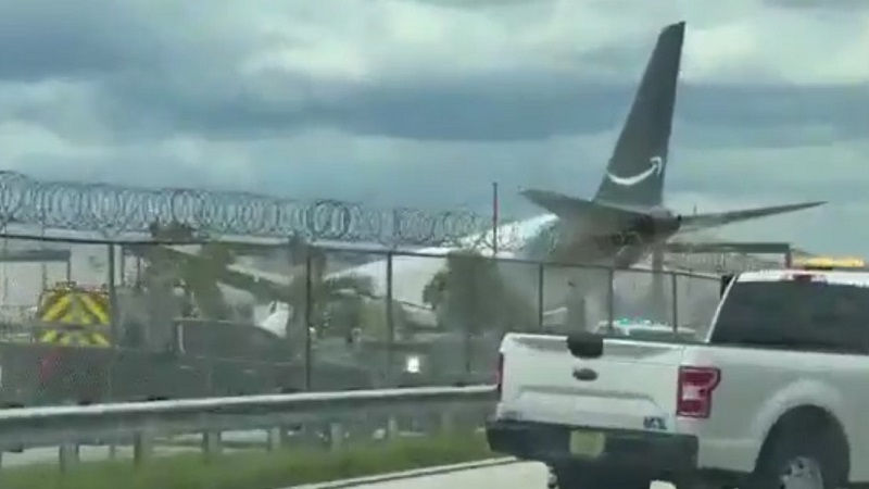 VIDEO: Avión de carga se accidenta en el aeropuerto de Miami con llamas visibles en el aire