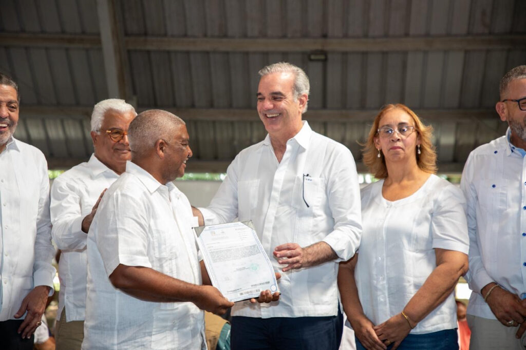 Abinader entrega 2,200 títulos de propiedad en Villa Altagracia y beneficia a 10,000 personas