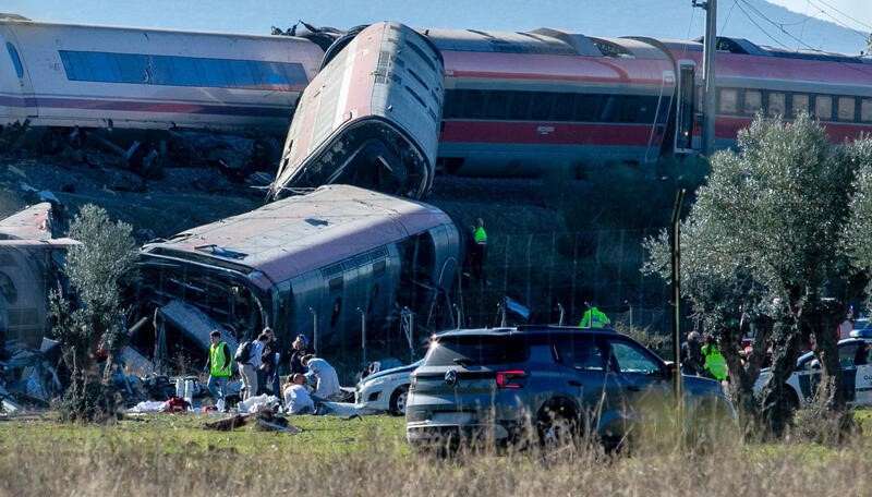 Al menos 64 fallecidos en el accidente de tren en España, según autoridades locales