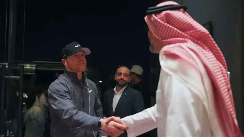 Canelo» Álvarez ya se encuentra en Riad, Arabia Saudita para su combate contra Christian Mbilli por el título mundial de las 168 libras