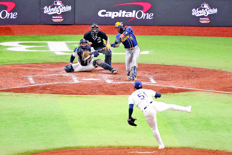 Cerveceros emborrachan a los Rays y se ponen a una victoria de primer título