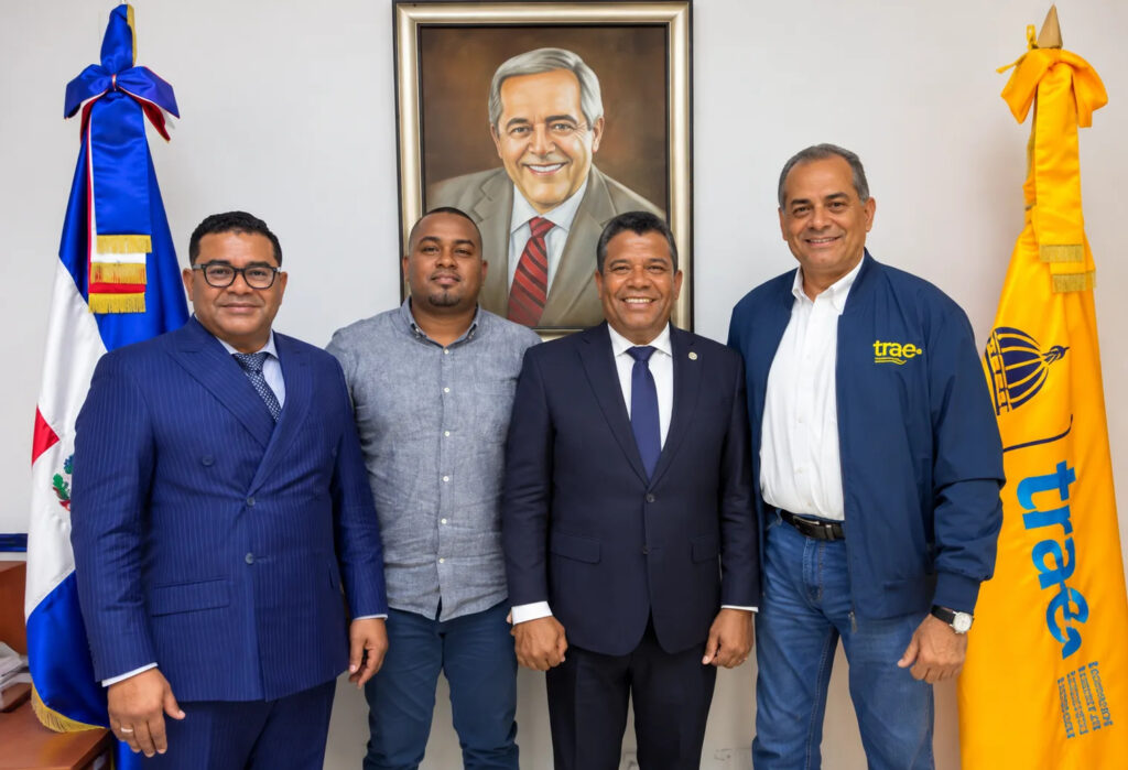 Director del TRAE recibe a diputados de Dajabón y Azua para mejorar transporte escolar