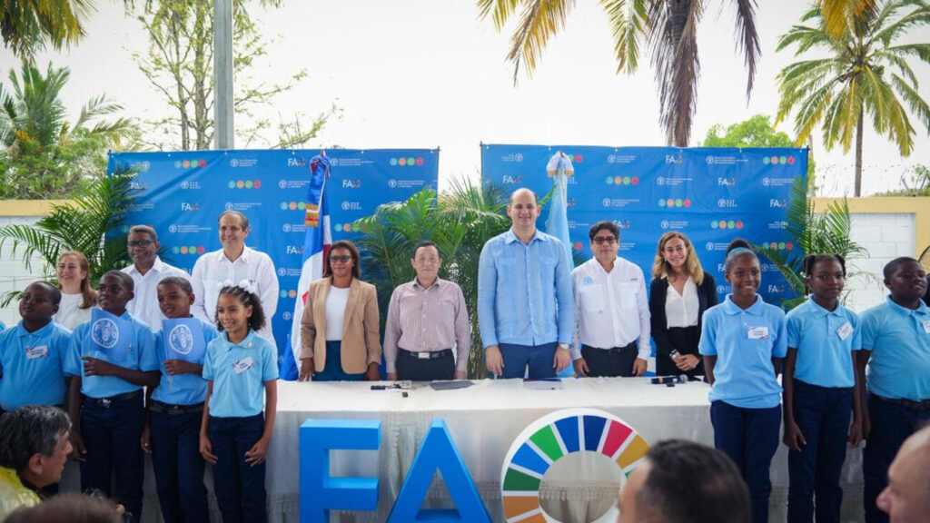 Director general de FAO en escuela modelo de Monte Plata que impulsa alimentación sostenible