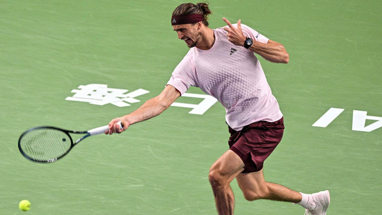 El alemán Alexander Zverev derrotó al australiano Alex de Miñaur y se enfrentará al español Alejandro Davidovich en las semifinales del Másters 1.000 de Shanghái