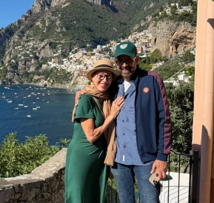 El inusual y romántico detalle público de Juan Luis Guerra en Italia con su esposa Nora