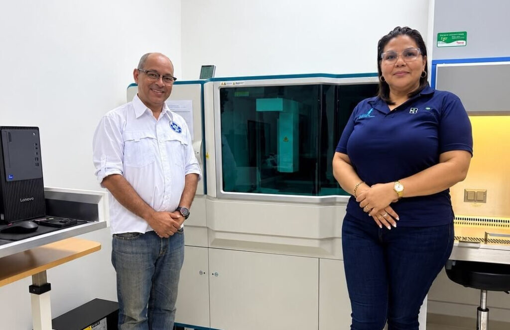 Hospital Regional Docente Dr. Alejandro Cabral recibe moderno equipo de microbiología del SNS, único en la región sur del país