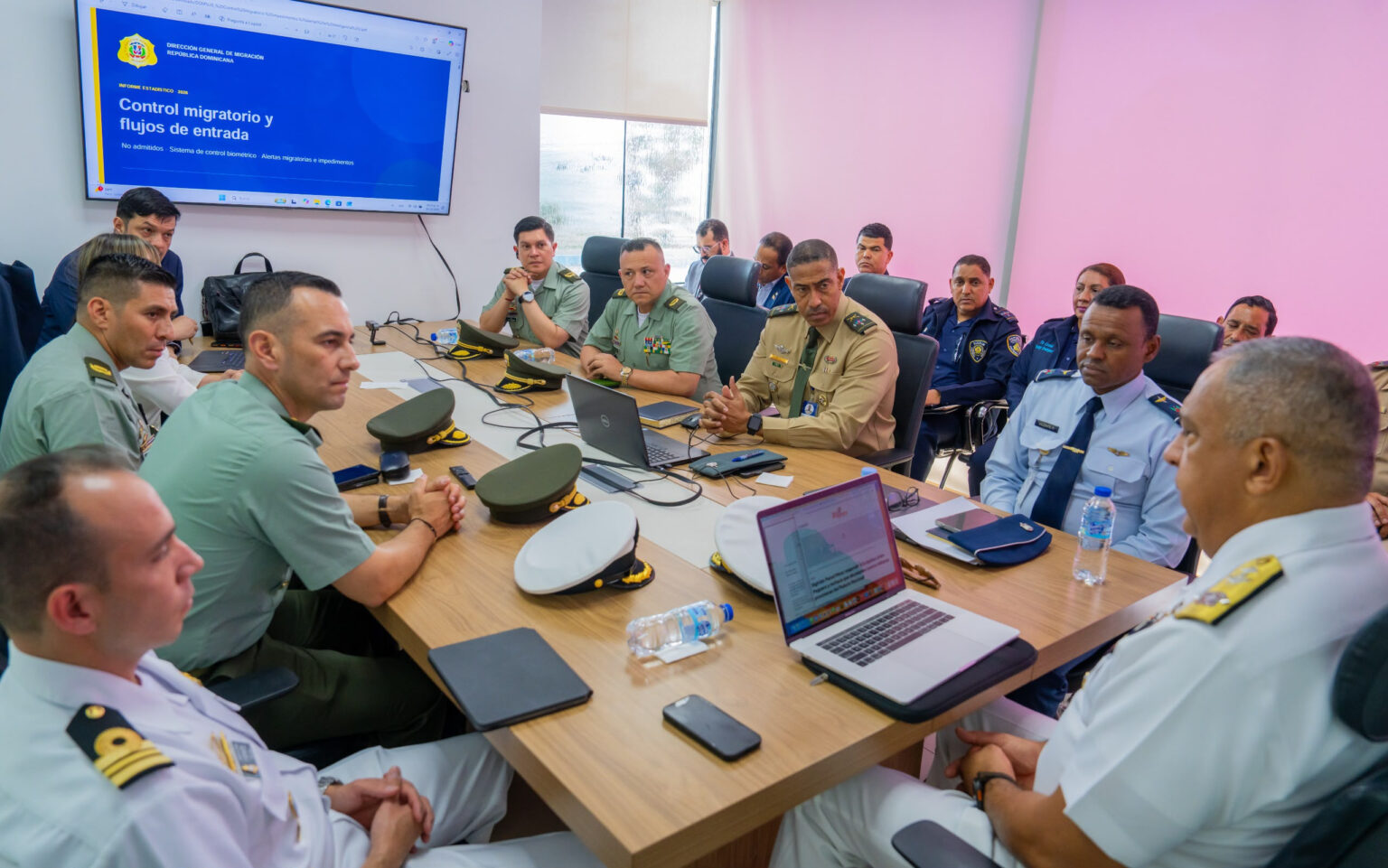 Lee Ballester se reúne con policías y marinos colombianos para fortalecer alianzas en materia de control migratorio y alerta temprana.