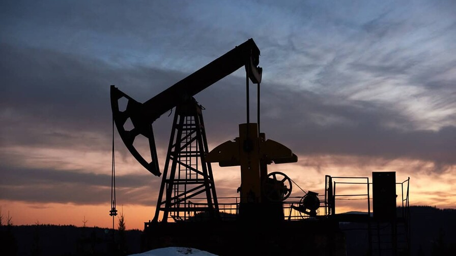 Petróleo de Texas sube 2.08% por posible escalada en Irán