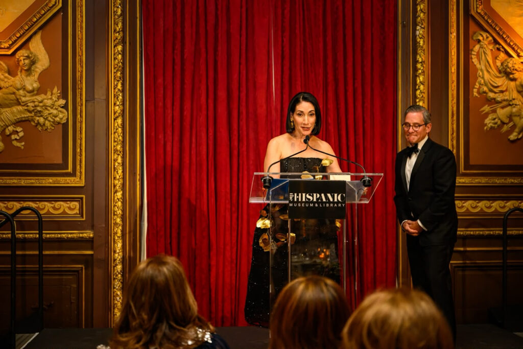 Raquel Arbaje recibe en nombre de familia de Óscar de la Renta la Medalla Sorolla